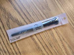 lot 721 image: e.l.f. Putty Blush Brush