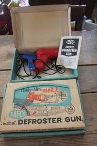 lot 2090 image: IOB Vintage Cafco Instant Defroster Guns untested