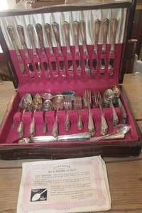 lot 2100 image: Vintage Rogers Silverware Set wWood Storage Box