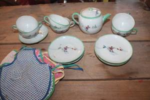 lot 2109 image: Vintage Toy Tea Set and Little Aprons