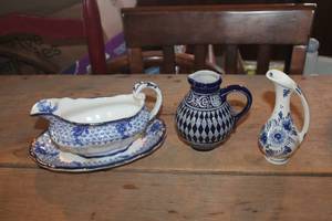 lot 2126 image: Antique Blue & White Gravy Boat and More