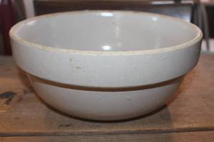 lot 2146 image: Vintage 11 Crock Bowl