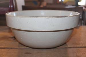 lot 2147 image: Vintage 10 12 Crock Bowl