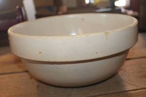 lot 2148 image: Vintage 11 Crock Bowl