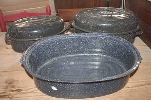 lot 2165 image: 3 Sizes of Enamelware Roasting Pans, 1 without lid