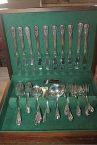 lot 2166 image: Vtg. Harmony House Wm.Rodgers Silverware in Wooden Storage Box