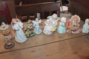lot 2194 image: Vintage Figurines