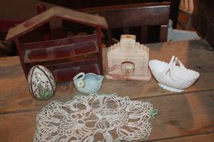 lot 2242 image: Vintage Home Dcor