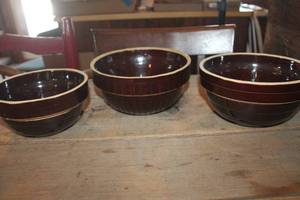 lot 2267 image: Vintage USA 7 & 8 Crock Bowls