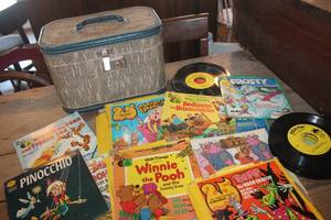 lot 2277 image: Vintage Childrens Records in Train Case