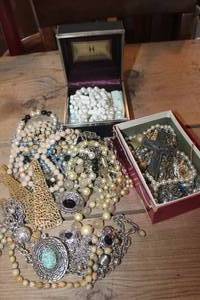 lot 2280 image: Misc. Jewelry
