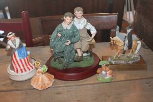 lot 2281 image: Vintage Figurines