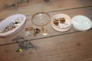 lot 2282 image: Vintage Clip On Earrings