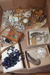 lot 2283 image: Vintage Brooches and More