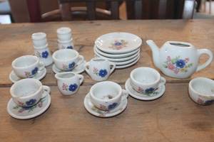 lot 2312 image: Childrens Tea Set