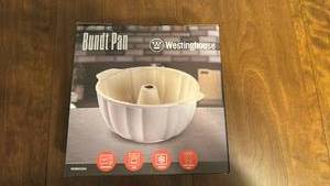 lot 2 image: Westinghouse Ceramic Bundt Pan