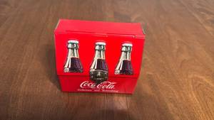 lot 17 image: Coca-Cola Tin Lunchbox Carrier Decor
