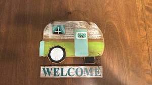 lot 18 image: Wooden Camper Trailer Welcome Sign