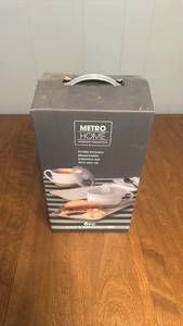 lot 102 image: Metro Home 6pc Soup & Sandwich Set with Bowls Lids Trays 24 oz