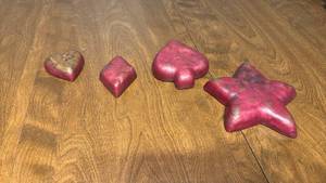 lot 124 image: 4-Piece Decorative metal Heart Star Shaped Pink Red