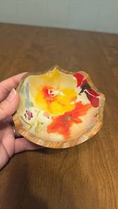 lot 127 image: Pioneer Woman 5.8-12.75 inch Bowl Willow Floral Design