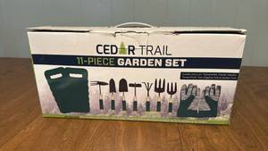 lot 135 image: Cedar Trail 11-Piece Garden Set with Tools Kneeling Pads and Gloves