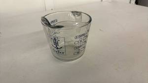 lot 174 image: Anchor 2 Cup Glass Measuring Cup