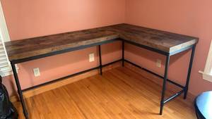 lot 919 image: L-Shaped Corner Desk with Metal Frame 31X67X47