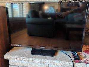lot 1002 image: Magnavox 32MV304XF7 32 inch LED TV HDMI Dolby Digital with remote