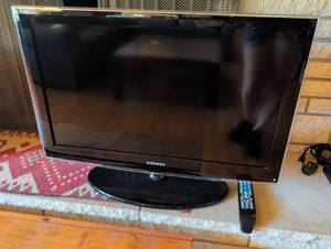 lot 1003 image: Samsung LN32D460 32 inch LCD Television with Remote and Stand