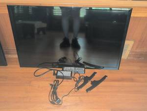 lot 1009 image: Samsung UN32J4500AF 32 inch Television Receiver with Remote and Cables