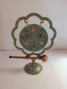 lot 1016 image: Decorative Tabletop Gong with Ornate Frame and Mallet 18