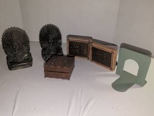 lot 1018 image: Mixed Lot Bookends and Trinket Box