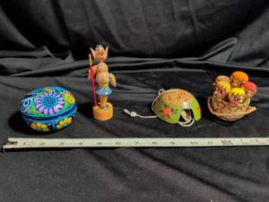 lot 1042 image: Vintage World Trade Toys