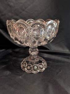 lot 1054 image: L.E. Smith Moon and Stars Pedestal Bowl with Pressed Glass Oval and Floral Motifs 8