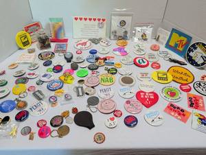 lot 1208 image: Large Lot of Vintage Buttons Pins Keychains and more