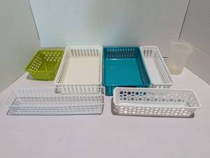 lot 1221 image: Plastic Storage Baskets Organizer Set 7-Piece