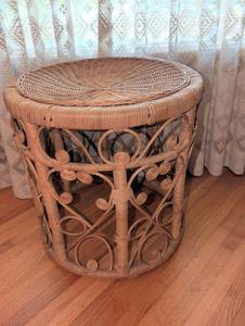 lot 1246 image: Woven Rattan Round Side Table with Decorative Base. 18