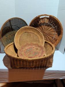 lot 1256 image: Woven Basket Collection with Decorative Plates and Trays, 6-Piece Lot