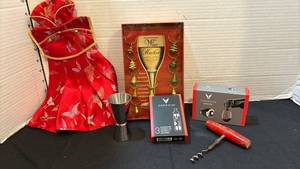 lot 1318 image: Wine Accessory Lot
