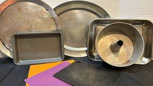 lot 1332 image: Baking Pan Set and more
