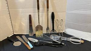 lot 1335 image: Kitchen Utensil Lot