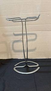 lot 1342 image: Chrome-Finish Metal Freestanding Towel Stand with Curved Base
