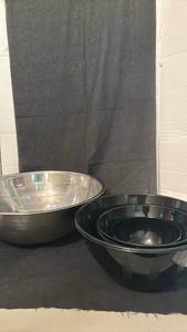 lot 1418 image: Mixing Bowls - one Stainless Steel and several plastic