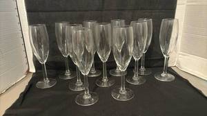 lot 1428 image: Set of 12 Champagne Flute Glasses