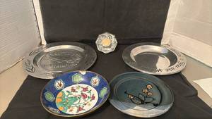 lot 1430 image: Mixed Collectible Plates and Clock Lot, 5 Pieces