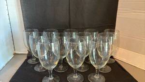 lot 1442 image: Set of 12 Clear Footed Wine Glasses