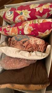 lot 1600 image: Throw pillows