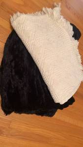 lot 1606 image: Throw blankets