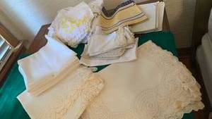 lot 1612 image: Napkins, table runner, placemats and more